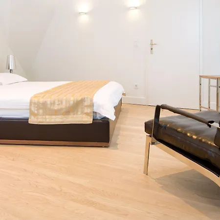 The Red - Living By The Rhine Düsseldorf