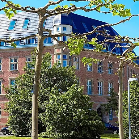The Red - Living By The Rhine Düsseldorf