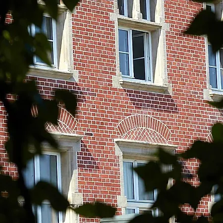 The Red - Living By The Rhine Düsseldorf