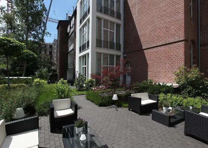 The Red - Living By The Rhine Düsseldorf